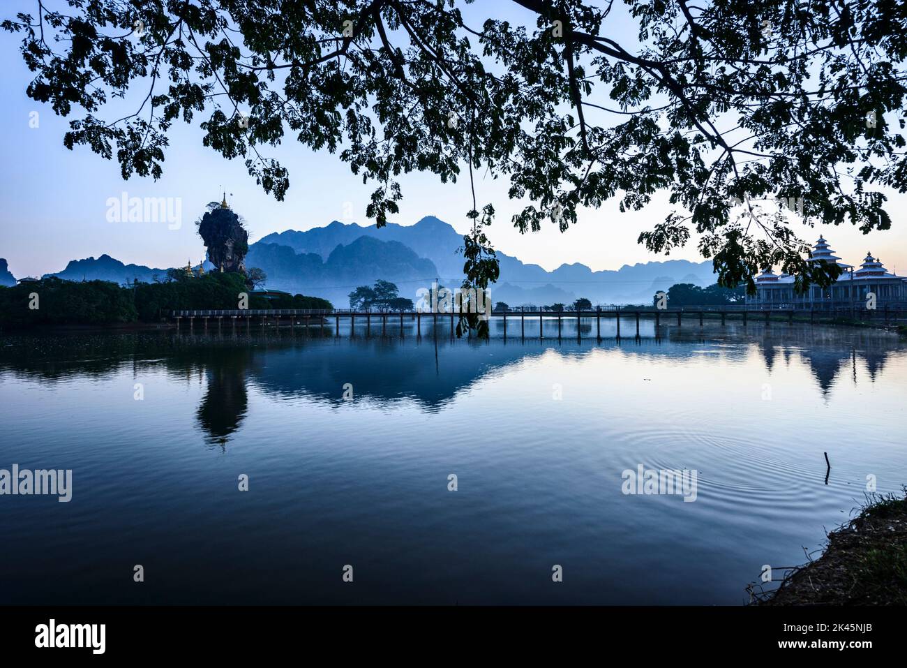 Montagne e le acque calme del lago hPa An. Foto Stock