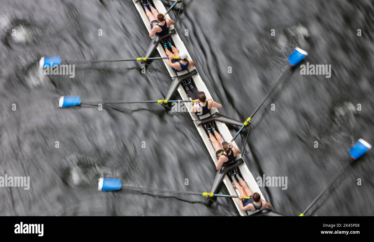 Vista dall'alto di piloti di equipaggio femminili che remano in una conchiglia da corsa octupla, una squadra di eights. Foto Stock