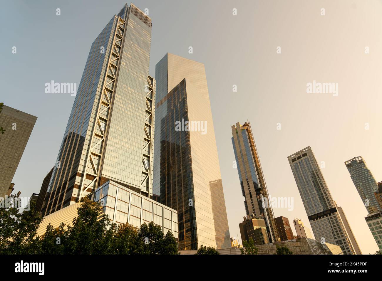 Grattacieli di New york Street con vista di edifici maestosi Foto Stock