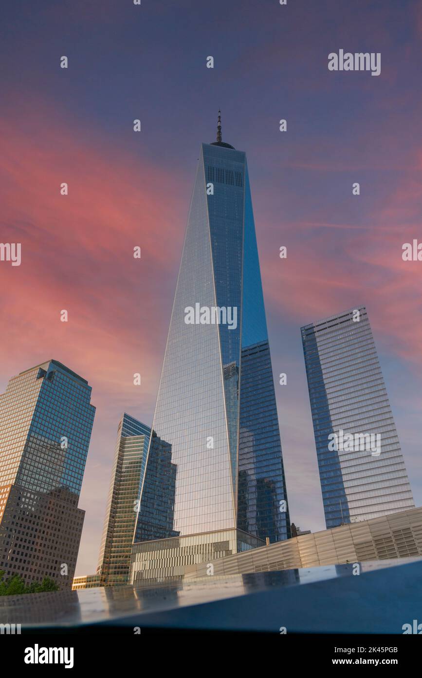Grattacieli di New york nel quartiere finanziario e finanziario contro un cielo luminoso Foto Stock