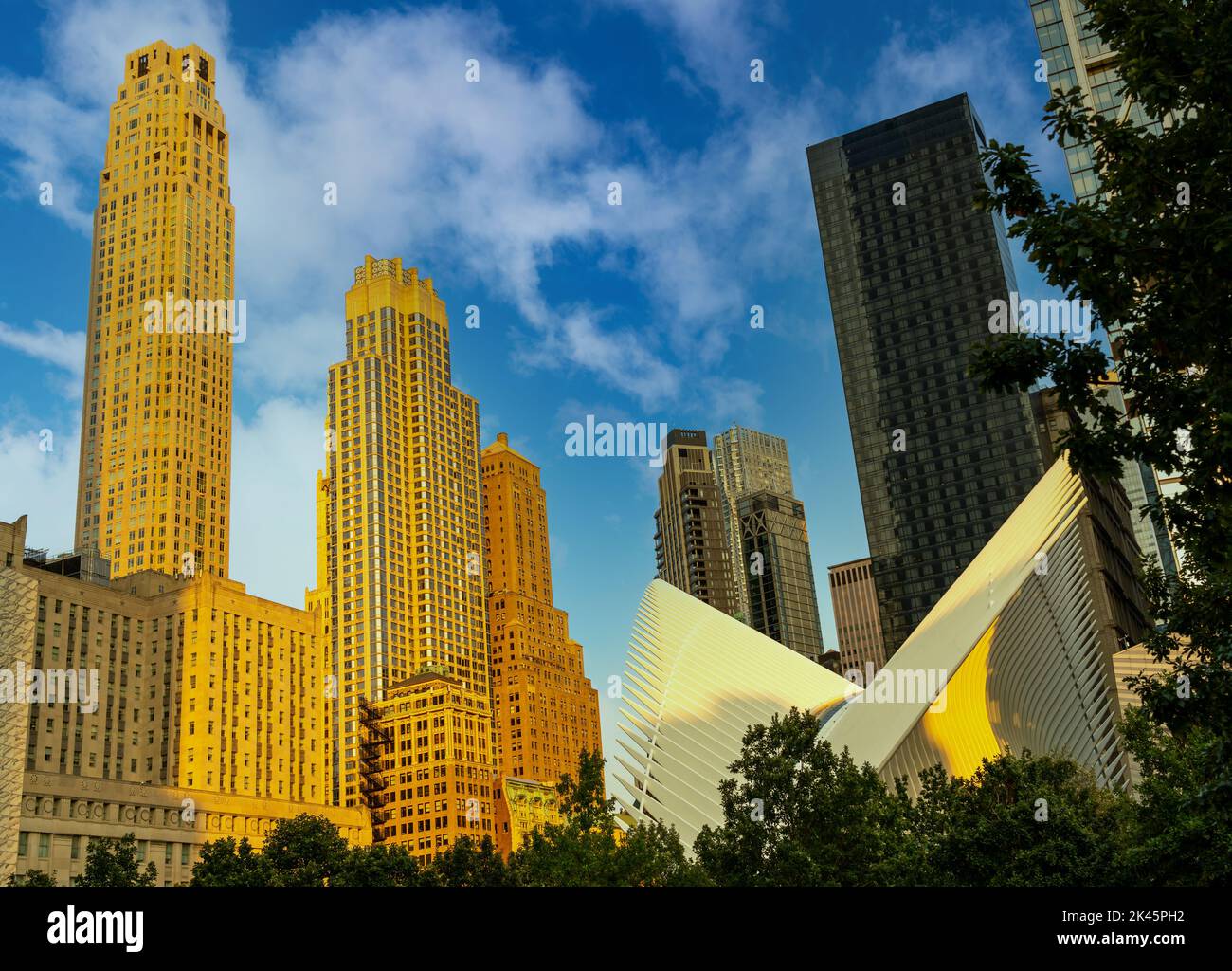 Grattacieli di New york durante il tramonto contro un cielo blu con nuvole Foto Stock