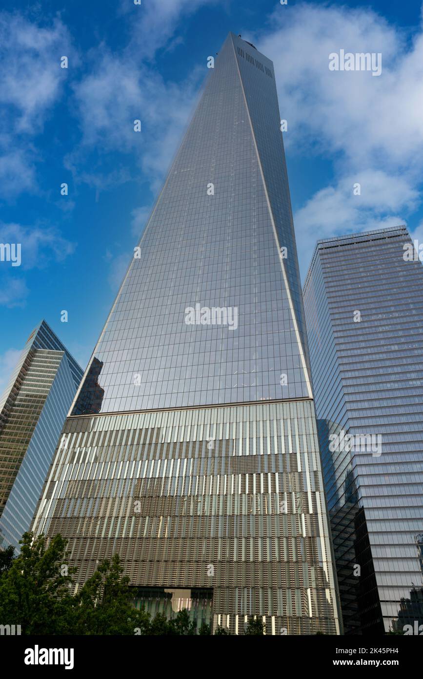 Grattacieli di New york contro un cielo blu con nuvole Foto Stock