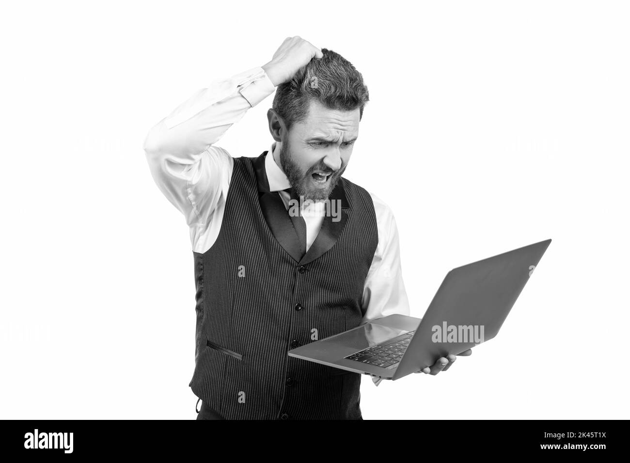 ragazzo fallito in abito d'affari con computer isolato su sfondo bianco, freelance Foto Stock