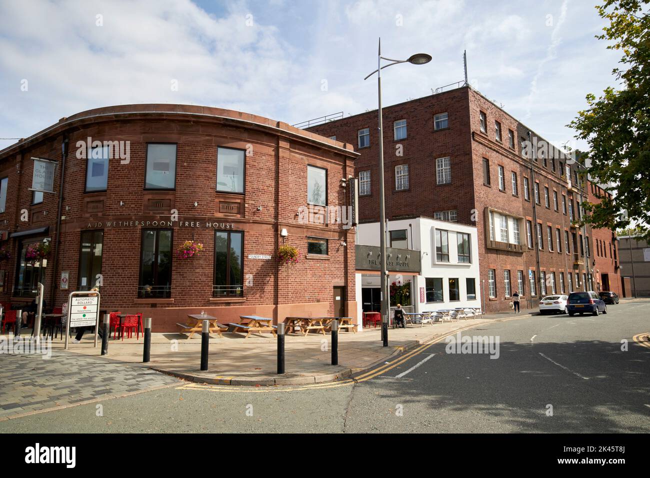 Il pub della casa di vetro nella strada del mercato del quartiere della produzione del vetro e la strada della fonderia st helens merseyside inghilterra uk Foto Stock