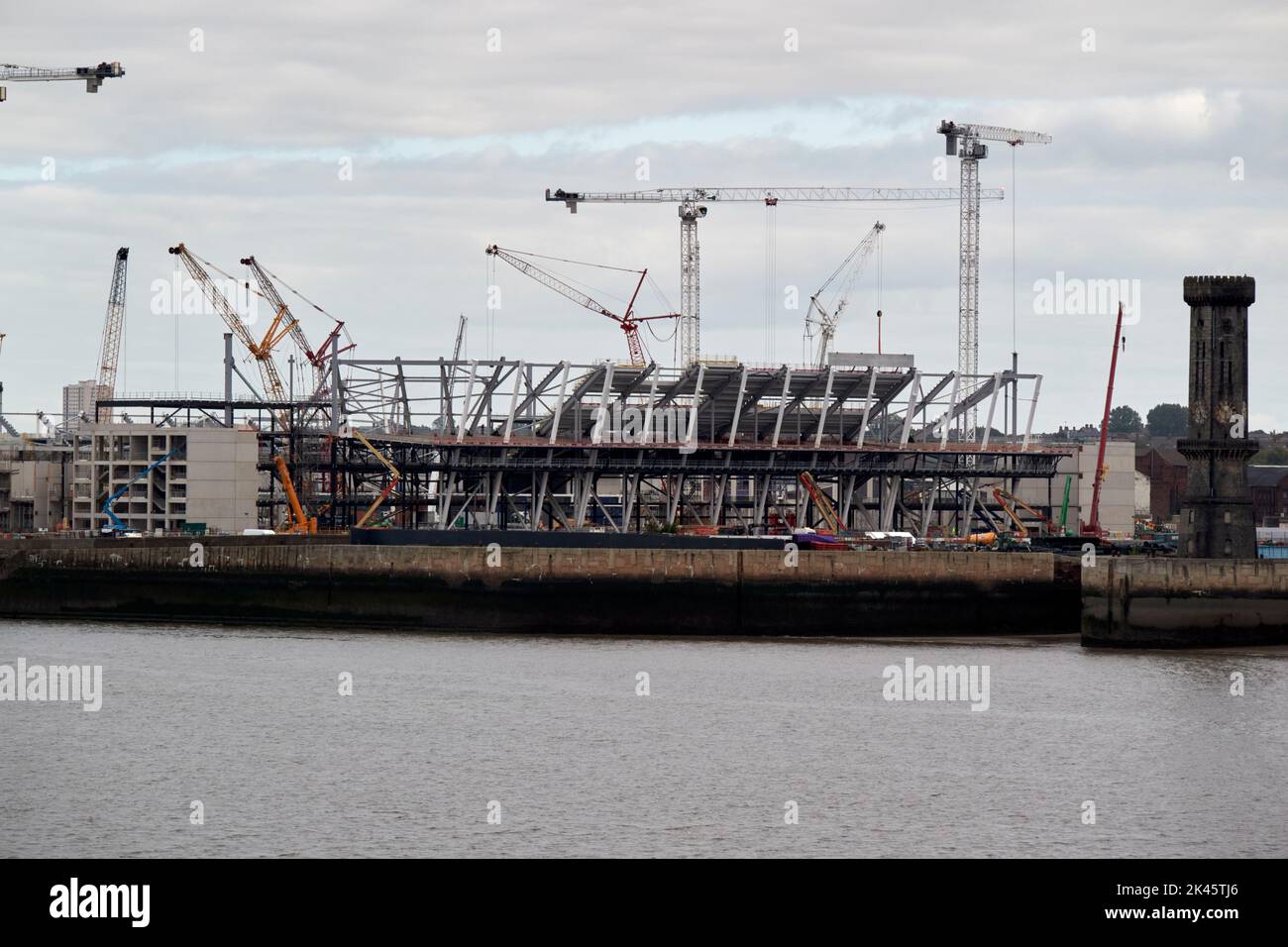 Lavori di costruzione in corso presso il nuovo terreno Everton FCS di bramley-moore dock liverpool uk Foto Stock