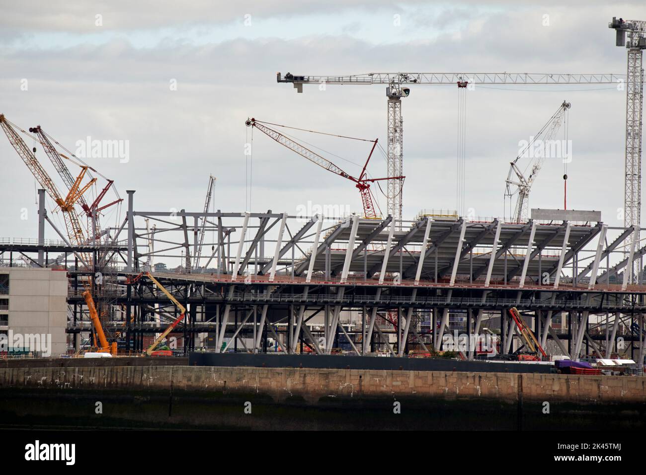 Lavori di costruzione in corso presso il nuovo terreno Everton FCS di bramley-moore dock liverpool uk Foto Stock