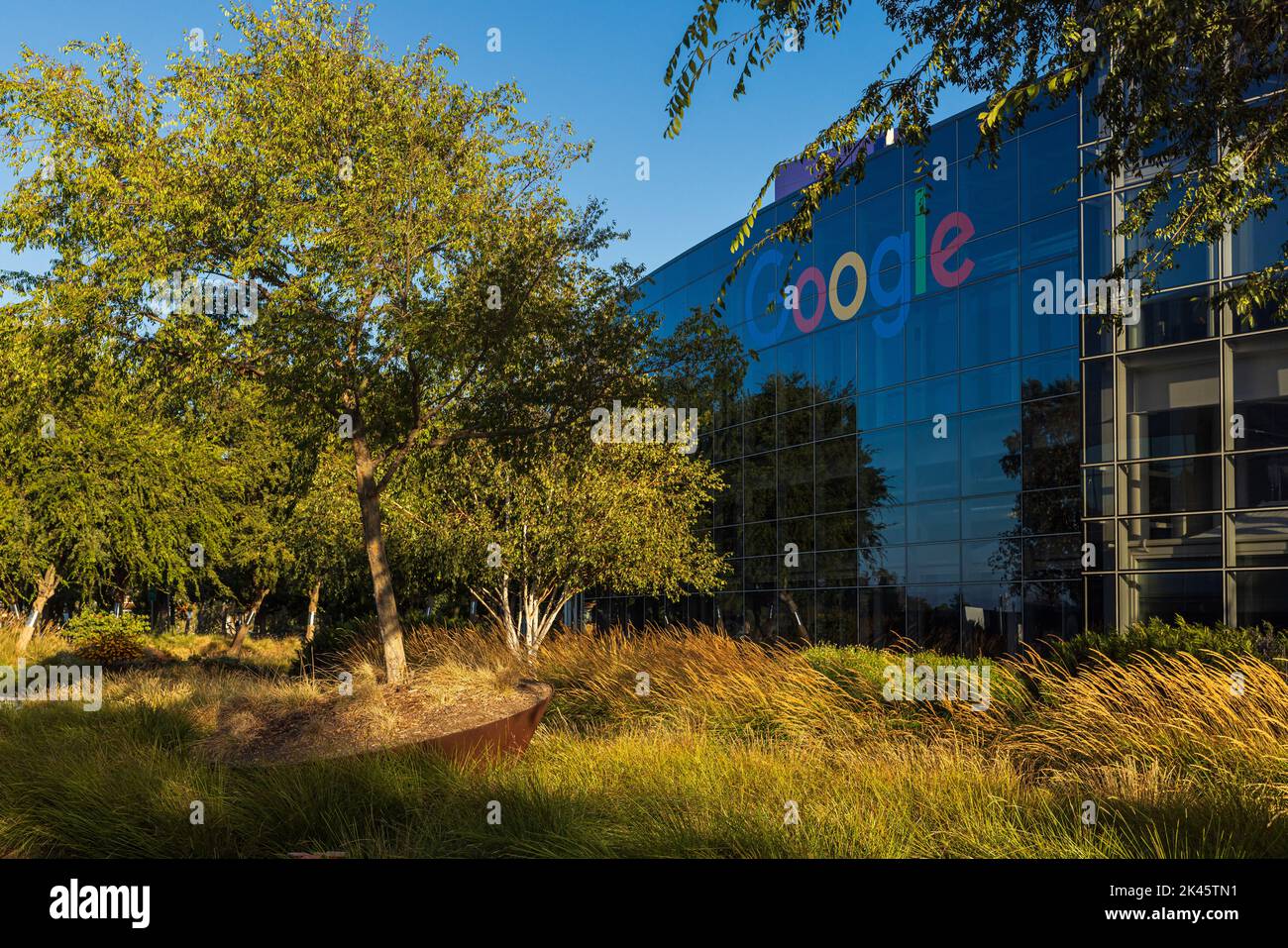 MOUNTAIN VIEW, CA, USA - 29 SETTEMBRE 2022: Il segno di Google è visto a Googleplex, il complesso della sede centrale di Google e dei suoi genitori Foto Stock