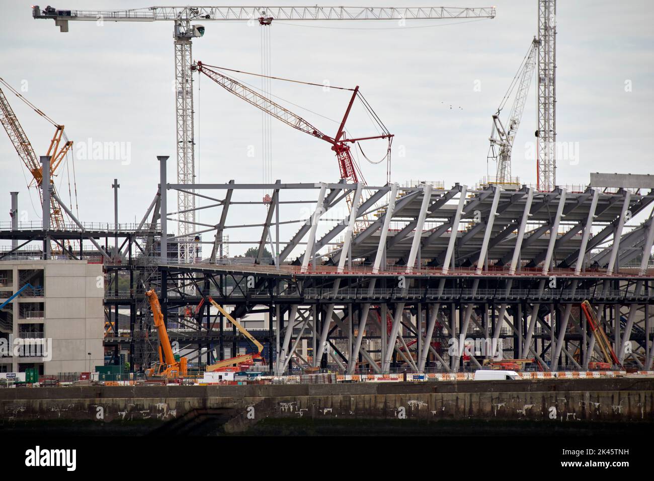 Lavori di costruzione in corso presso il nuovo terreno Everton FCS di bramley-moore dock liverpool uk Foto Stock