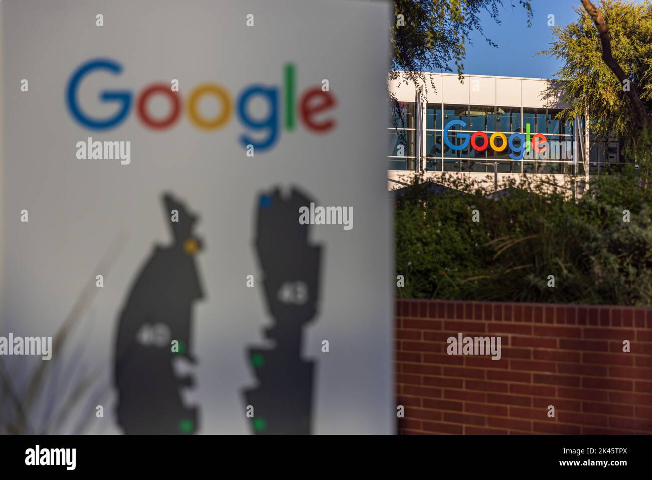 MOUNTAIN VIEW, CA, USA - 29 SETTEMBRE 2022: Il segno di Google è visto a Googleplex, il complesso della sede centrale di Google e dei suoi genitori Foto Stock