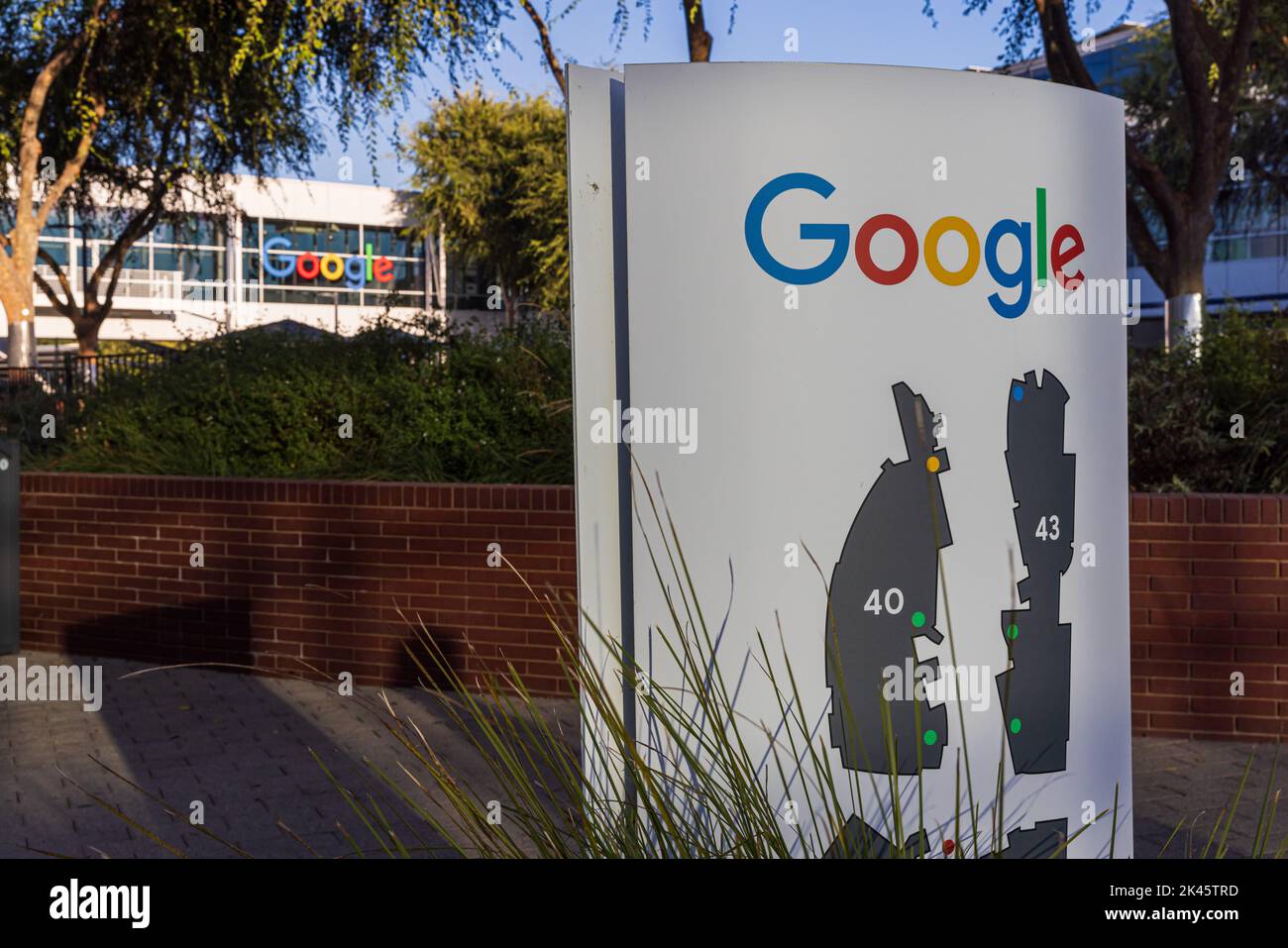 MOUNTAIN VIEW, CA, USA - 29 SETTEMBRE 2022: Il segno di Google è visto a Googleplex, il complesso della sede centrale di Google e dei suoi genitori Foto Stock