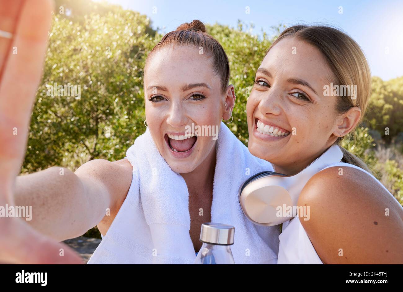 Donne, fitness e divertente selfie pov in natura, ambiente rurale e paesaggio canadese dopo l'allenamento, l'allenamento e l'esercizio fisico. Ritratto, sorriso e. Foto Stock