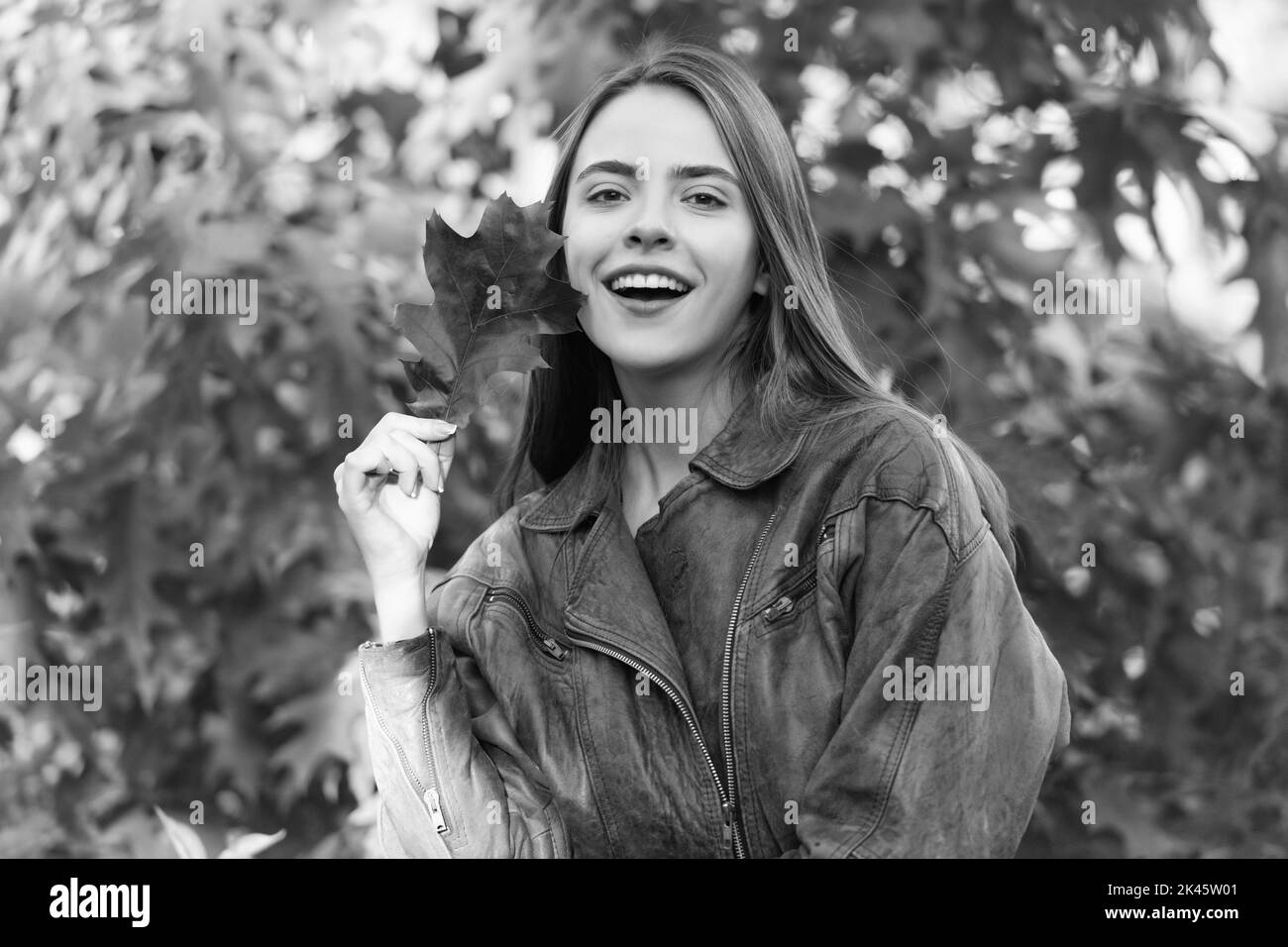 donna felice con autunno foglie colorate a rowan albero, ritratto Foto Stock