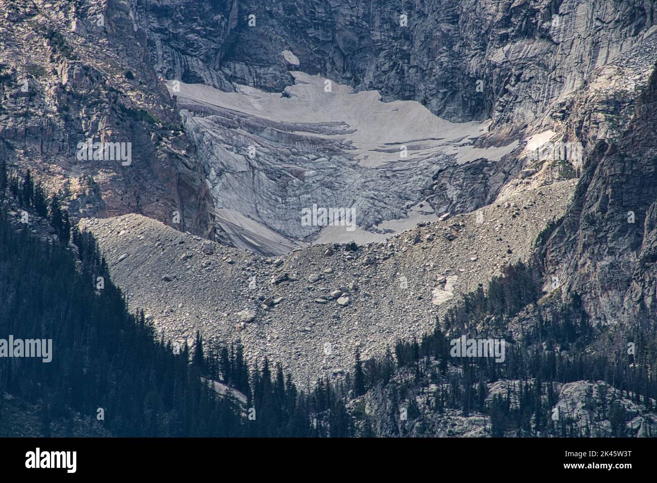 Primo piano del Ghiacciaio Teton sotto la parete nord della vetta del Grand Teton. Tratto dal Teton Glacier Turnout nel Grand Teton National Park. Foto Stock