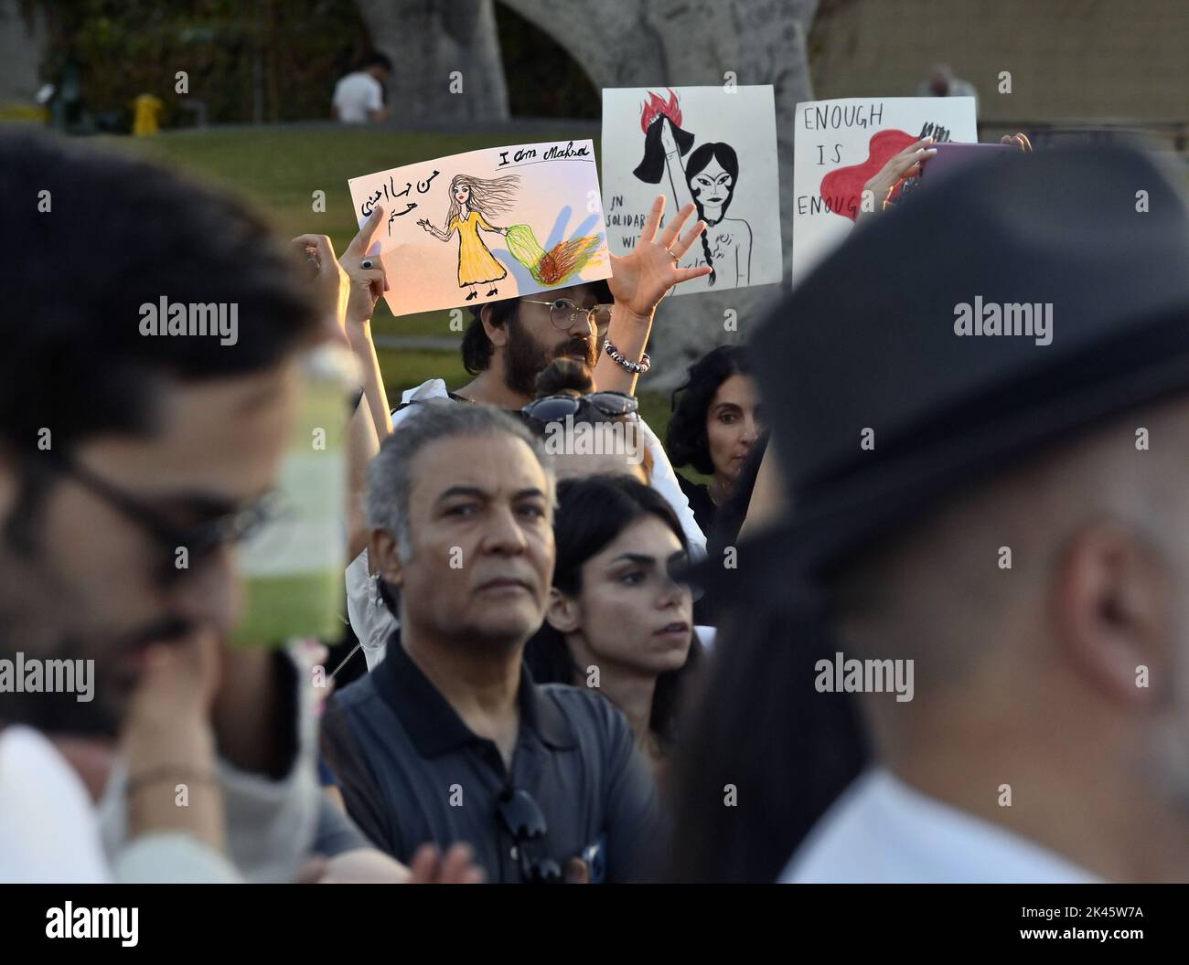 West Hollywood, Stati Uniti. 29th Set, 2022. Centinaia si riuniscono per la veglia a lume di candela della Iranian American Women Foundation per Mahsa Amini al West Hollywood Park di West Hollywood, California, giovedì 29 settembre 2022. Venerdì il governo iraniano ha bloccato l'accesso a Internet e alle applicazioni di messaggistica in un'intensificazione della repressione delle proteste scatenate dalla morte di Mahsa Amini, una giovane donna detenuta dalla polizia morale. Foto di Jim Ruymen/UPI Credit: UPI/Alamy Live News Foto Stock