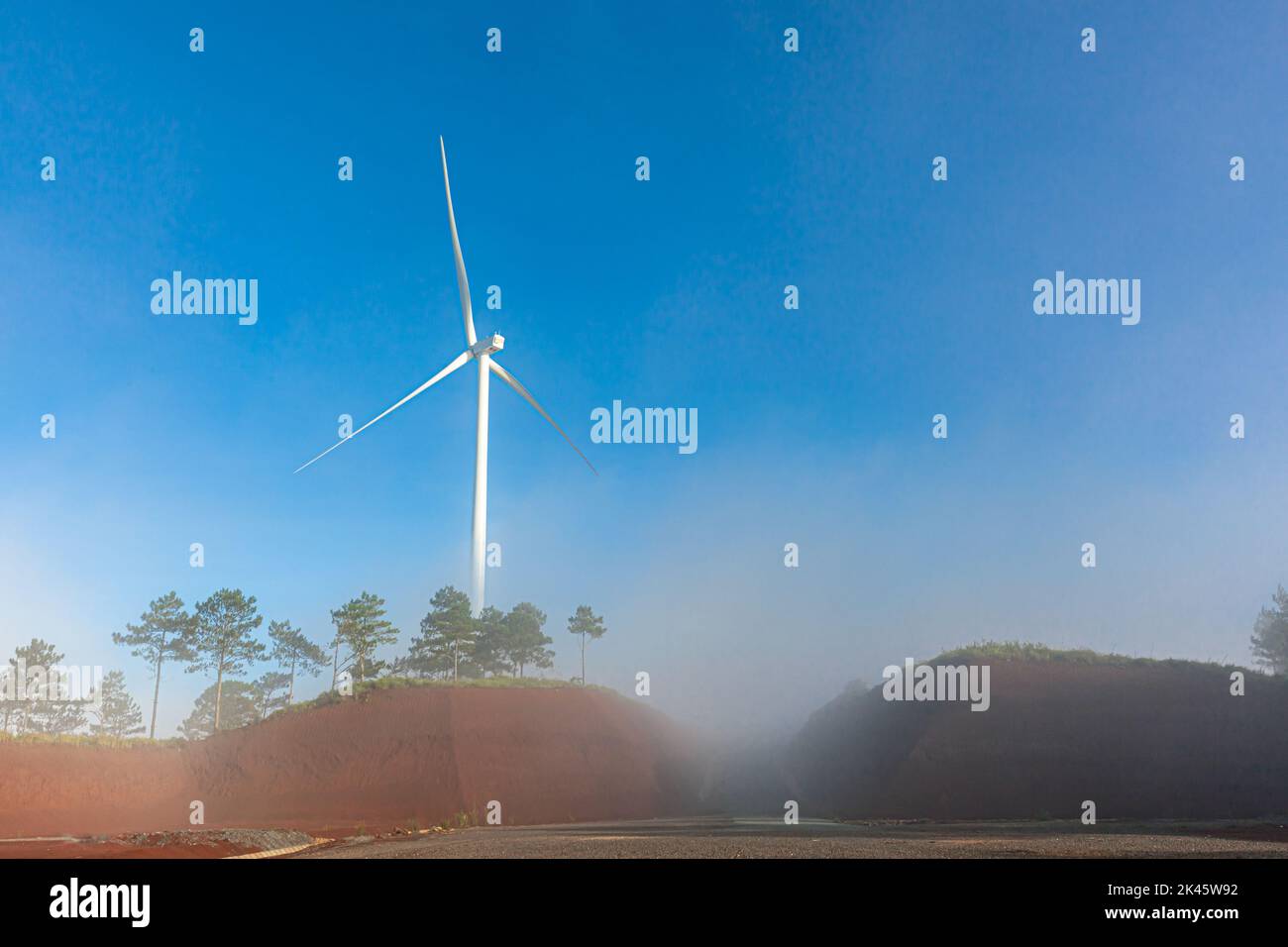 Turbine eoliche a energia rinnovabile mulino isolato sul bel cielo blu, nuvole bianche nella città di da Lat, Lam Dong, Viet Nam Foto Stock