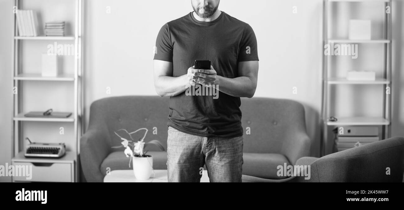 man blogger utilizzare smartphone. freelancer lavorare online. digitando e testando. Foto Stock