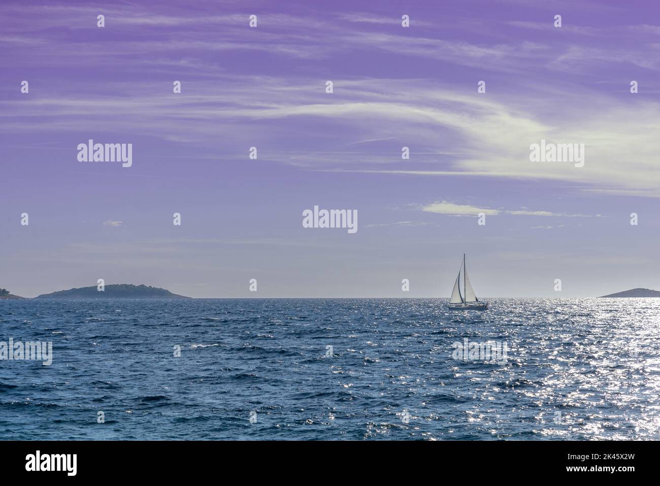 Una vela bianca unica nel pomeriggio sull'immensità del mare Adriatico in Croazia. Spazio di copia. Foto Stock