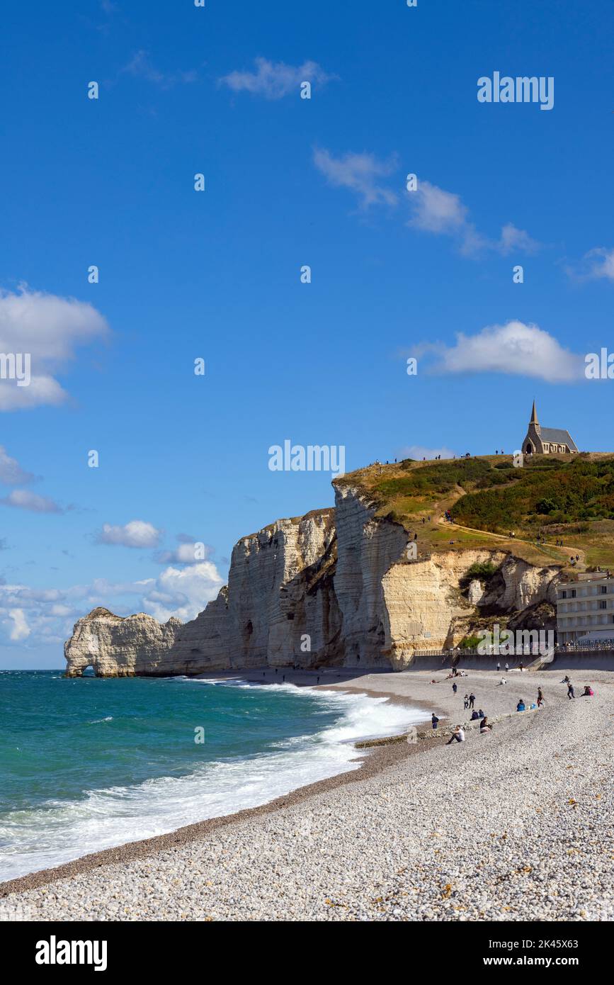 Vista sulla scogliera Falaise Amont e la Cappella Notre-Dame de la Garde a Etretat, Seine-Maritime, Normandia, Francia. Foto Stock