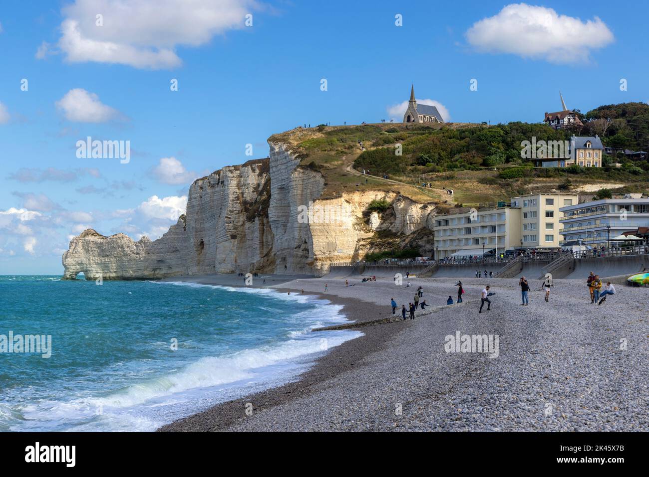 Vista sulla scogliera Falaise Amont e la Cappella Notre-Dame de la Garde a Etretat, Seine-Maritime, Normandia, Francia. Foto Stock