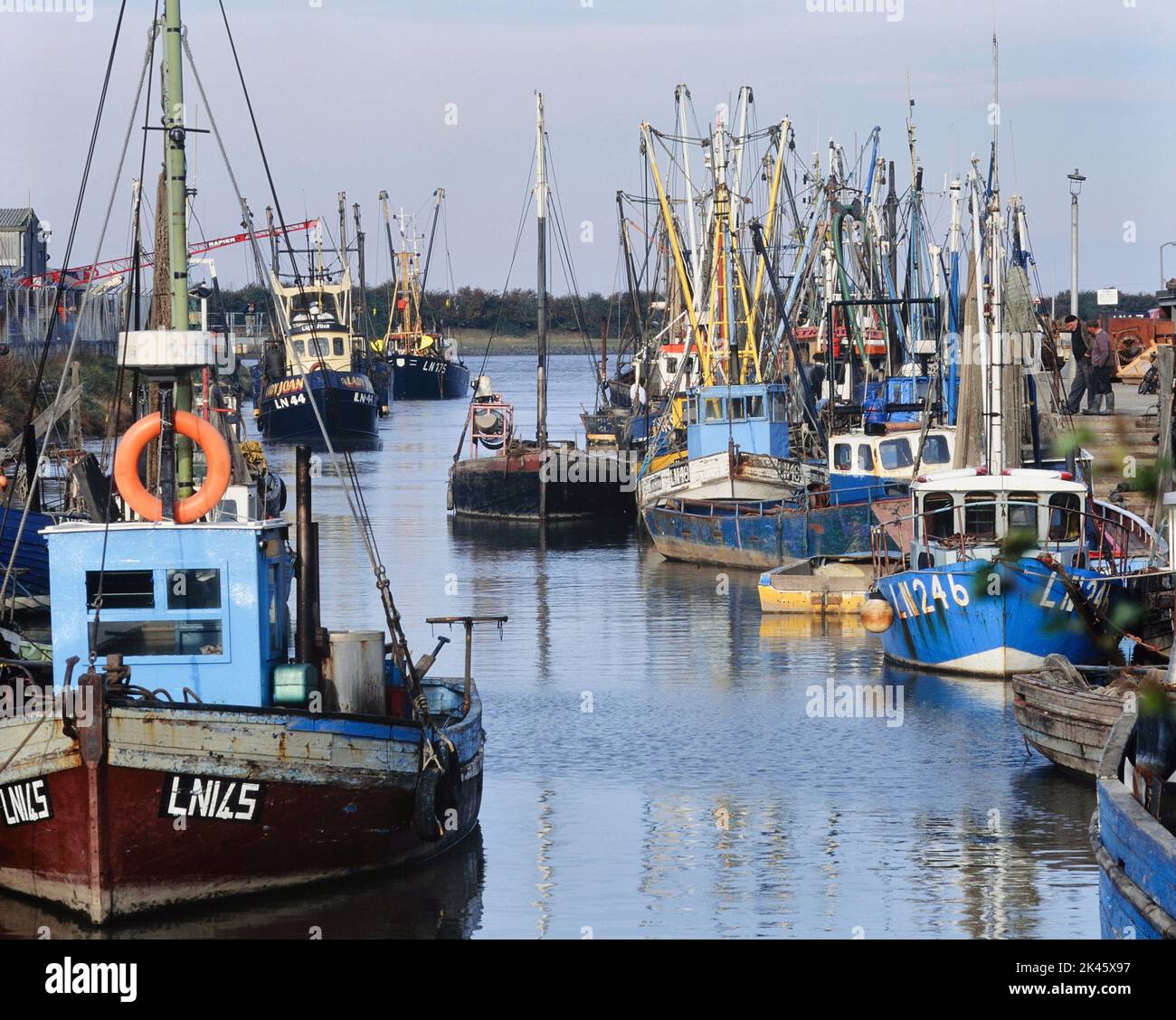 La flotta di pescatori in porto. Lynn del re. Norfolk, Inghilterra. REGNO UNITO. Circa anni '90 Foto Stock