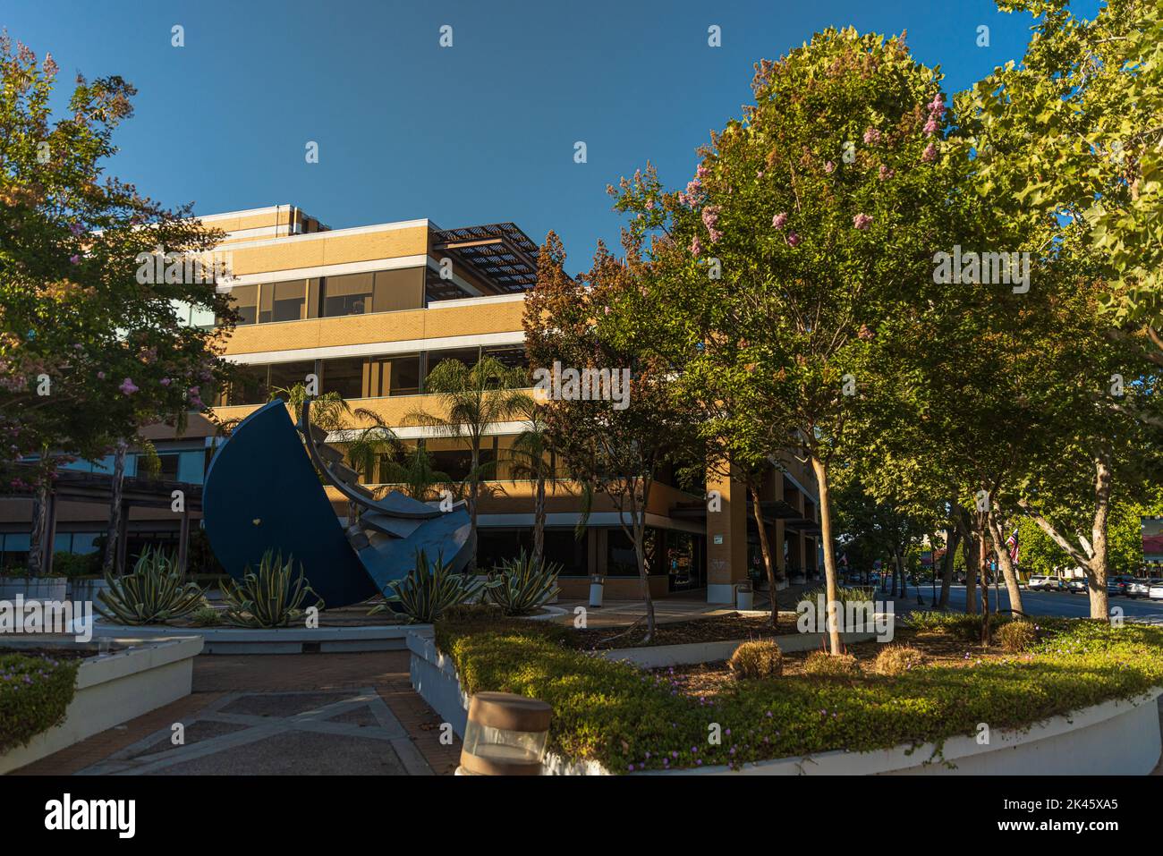 MOUNTAIN VIEW, California, USA - 29 SETTEMBRE 2022: Castro Street nel centro di Mountain View, California, USA. Sole serale. Foto Stock