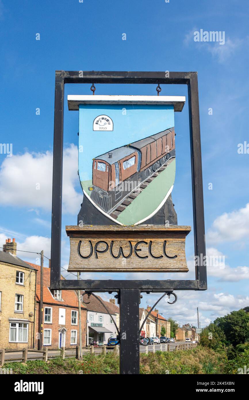 Cartello di villaggio, New Road, Upwell, Norfolk, Inghilterra, Regno Unito Foto Stock