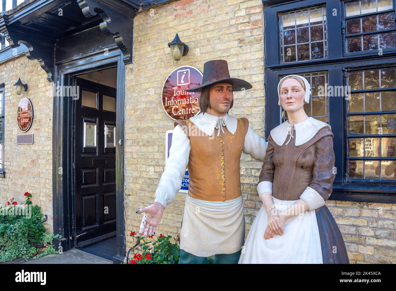 Cifre d'epoca fuori Oliver Cromwell's House (Centro di informazioni turistiche), Church Lane, Ely, Cambridgeshire, Inghilterra, Regno Unito Foto Stock