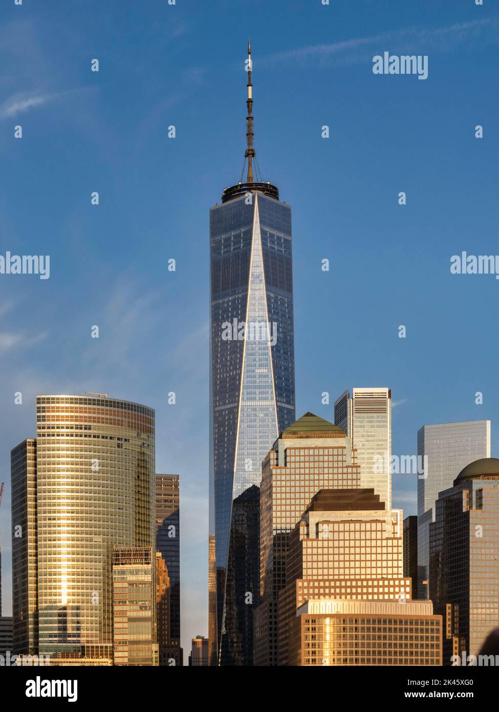 One World al tramonto estivo alle 2022:00 Foto Stock