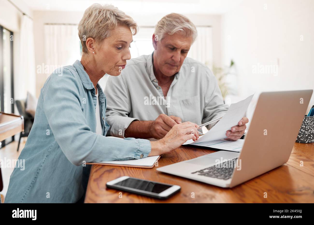 Comunicazione, discussione e coppia con la pianificazione della documentazione finanziaria strategia piano di bilancio. Senior man e donna con documenti di revisione finanziaria Foto Stock
