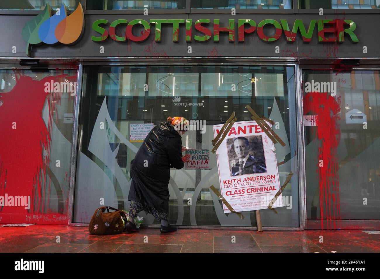 Vernice rossa spruzzata all'ingresso della sede centrale della Scottish Power a Glasgow a seguito di una dimostrazione energetica a prezzi accessibili. Data immagine: Venerdì 30 settembre 2022. Foto Stock