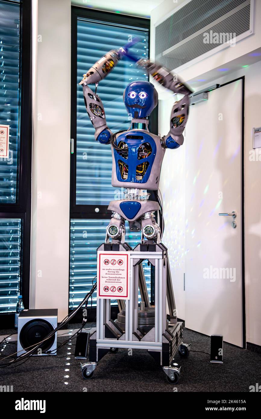 Brema, Germania. 30th Set, 2022. Un robot danza alla musica presso il Centro di Ricerca tedesco per l'intelligenza artificiale di Brema (DFKI). Dopo due anni e mezzo di costruzione, è stata celebrata l'apertura dell'allegato DFKI, costituito da laboratori, impianti di prova e laboratori. Nel sito di Brema, tra gli altri, si svolgono ricerche nei settori della robotica spaziale e della cooperazione tra uomo e macchina. Credit: Sina Schuldt/dpa/Alamy Live News Foto Stock