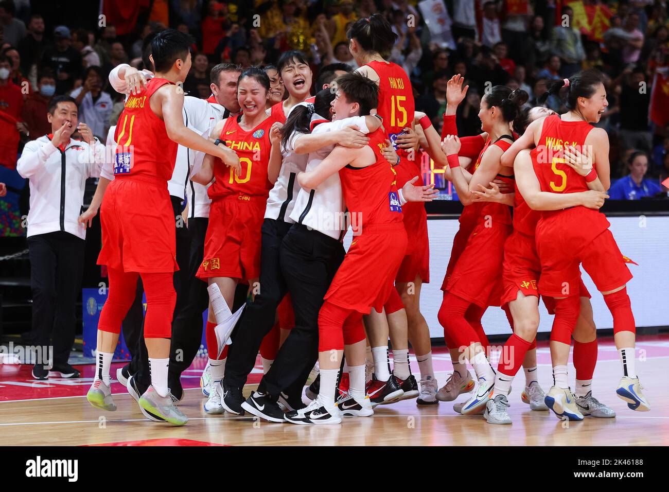 Sydney, Australia, 30 settembre 2022. I giocatori cinesi celebrano la sconfitta dell'Australia di un punto durante la partita di semifinale della Coppa del mondo di pallacanestro femminile FIBA tra Australia e Cina al Sydney Super Dome il 30 settembre 2022 a Sydney, Australia. Credit: Pete Dovgan/Speed Media/Alamy Live News Foto Stock