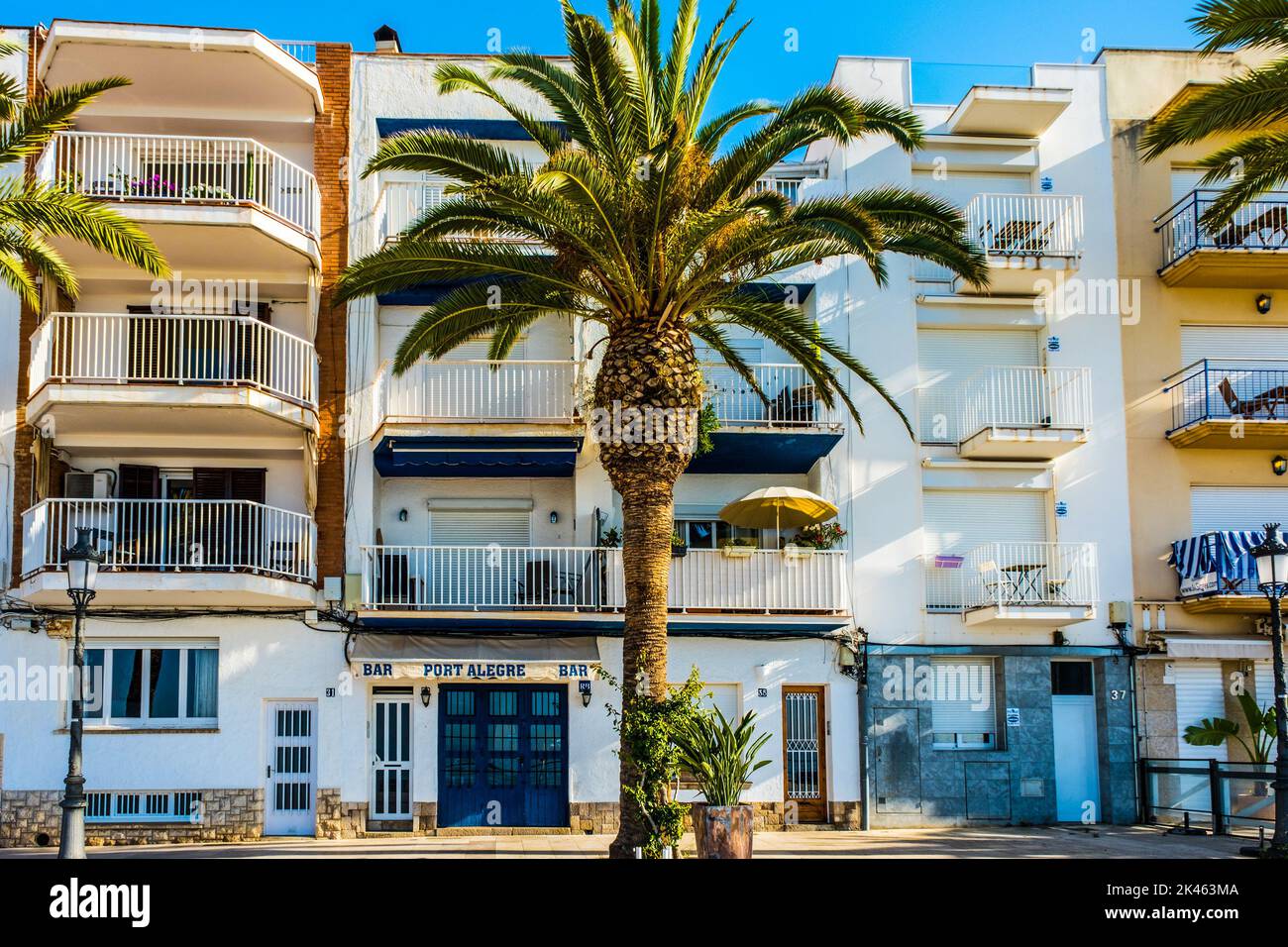 Sitges, Catalogna, Spagna - 02 giugno 2022: Vista panoramica della località balneare spagnola Sitges. Vacanze estive, vacanze e viaggi Foto Stock