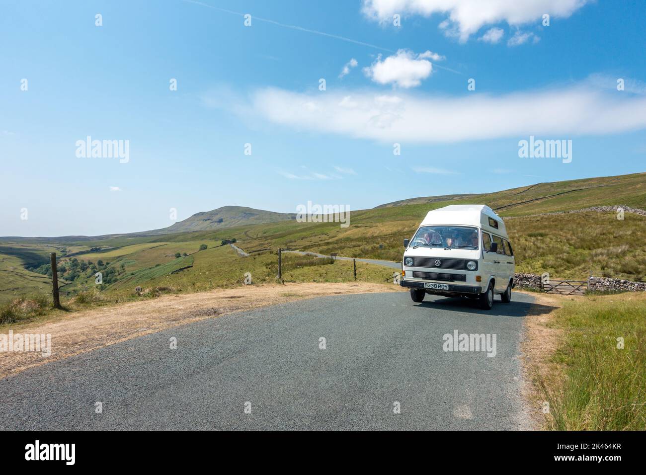 Vintage VW campervan in tour nelle valli dello Yorkshire con la montagna di Pen-y-gand sullo sfondo), Regno Unito Foto Stock