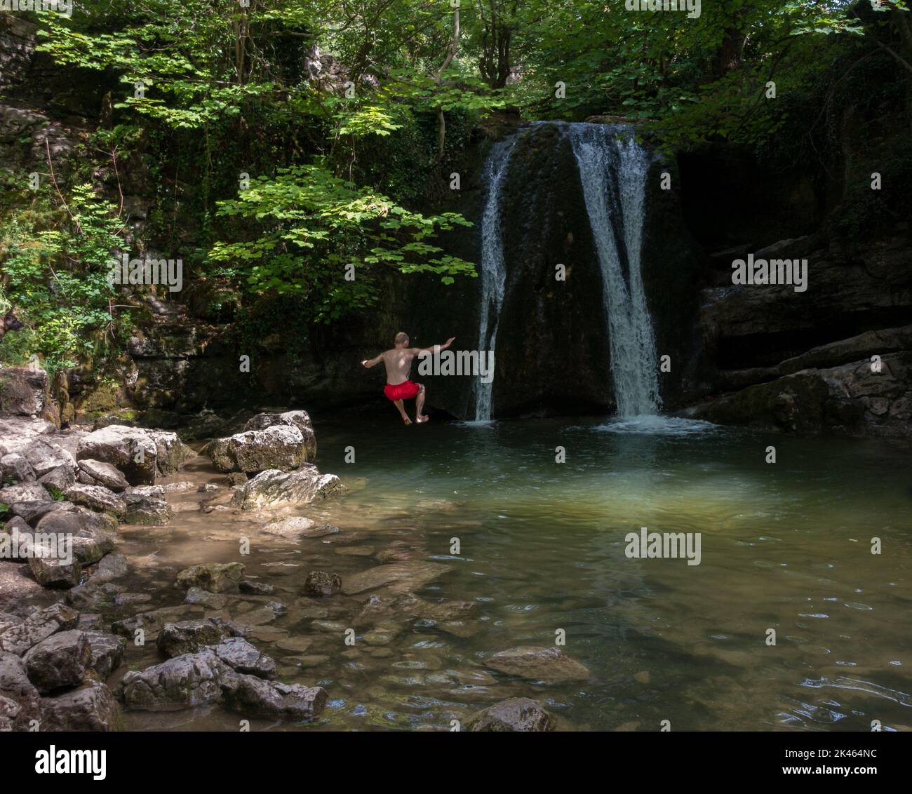 I nuotatori selvaggi si deliziano con la cascata Foss di Janet che si riaccende dopo un weekend di pioggia a metà delle onde calde. Yorkshire Dales National Park. Il precedente noi Foto Stock