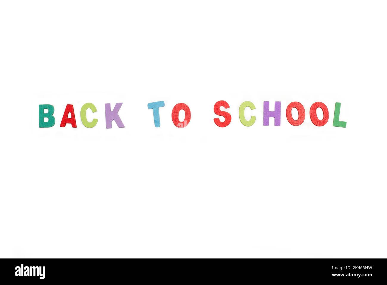 Torna a scuola scrivere con lettere giocattolo colorate su sfondo bianco con spazio copia Foto Stock
