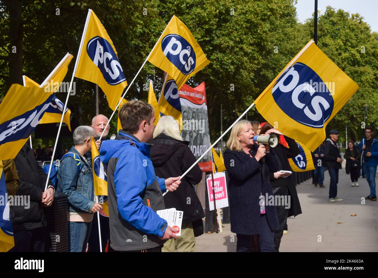 Londra, Regno Unito. 30th Set, 2022. PCS (Public and Commercial Services) Union ha organizzato una protesta al di fuori del Tesoro a Westminster. L'Unione chiede un equo aumento salariale per tenere il passo con l'inflazione e protesta il proposto taglio di 91.000 posti di lavoro della pubblica amministrazione, oltre a continuare a pagare in eccesso le pensioni della pubblica amministrazione. La protesta precede il voto per l’azione industriale dell’Unione in materia di retribuzione, pensioni, posti di lavoro e indennità di licenziamento. Credit: Vuk Valcic/Alamy Live News Foto Stock