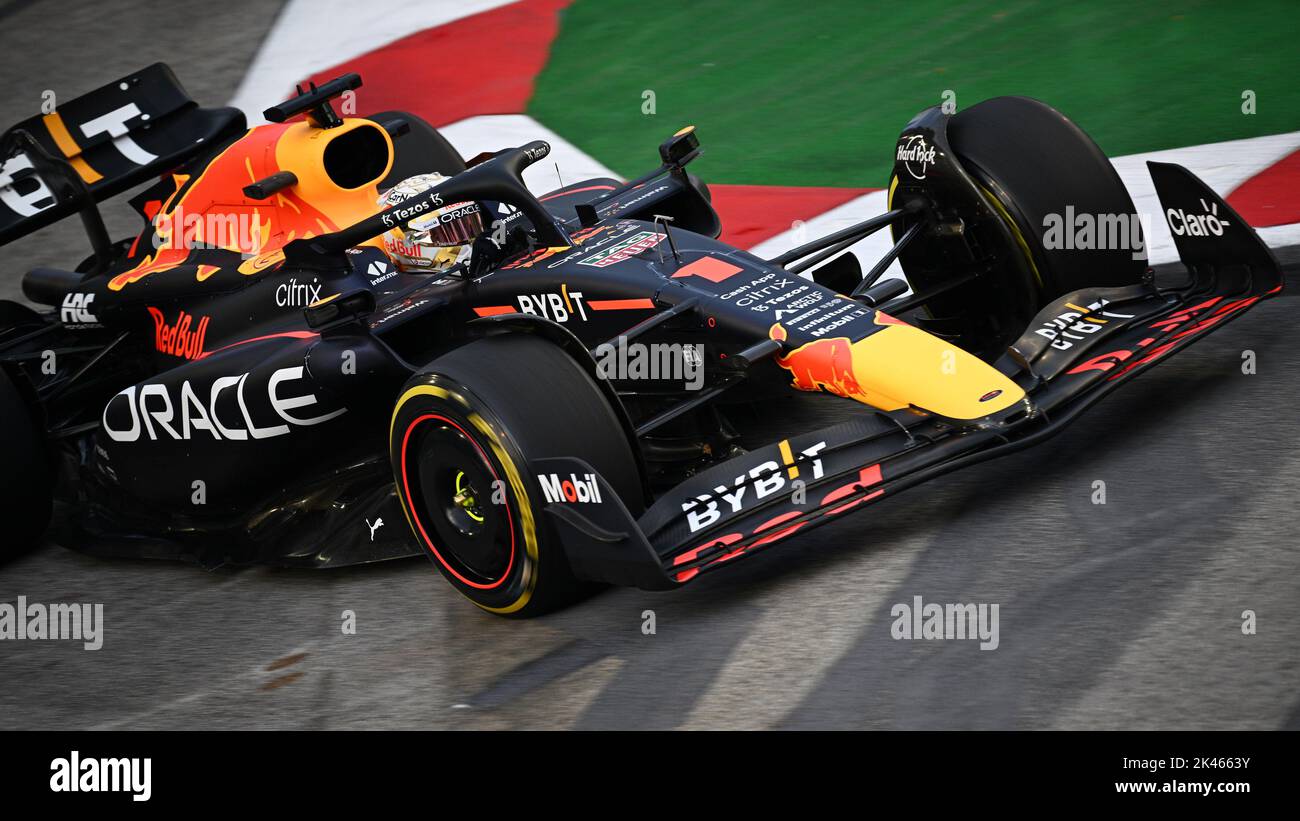 Singapore. 30th Set, 2022. Il pilota olandese della Red Bull Racing Max Verstappen guida durante la prima sessione di prove libere della Formula uno Singapore Grand Prix Night Race, che si terrà presso il circuito di Marina Bay Street il 30 settembre 2022. Credit: Allora Chih Wey/Xinhua/Alamy Live News Foto Stock