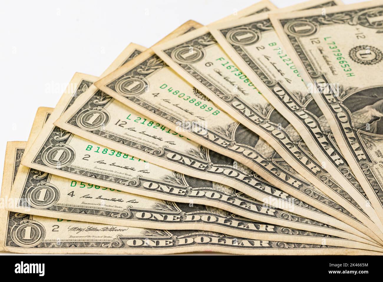 Vista di primo piano di usato un dollaro americano fatture sparse fuori su tabella bianca. Sporco ha usato una banconota da noi. Foto Stock