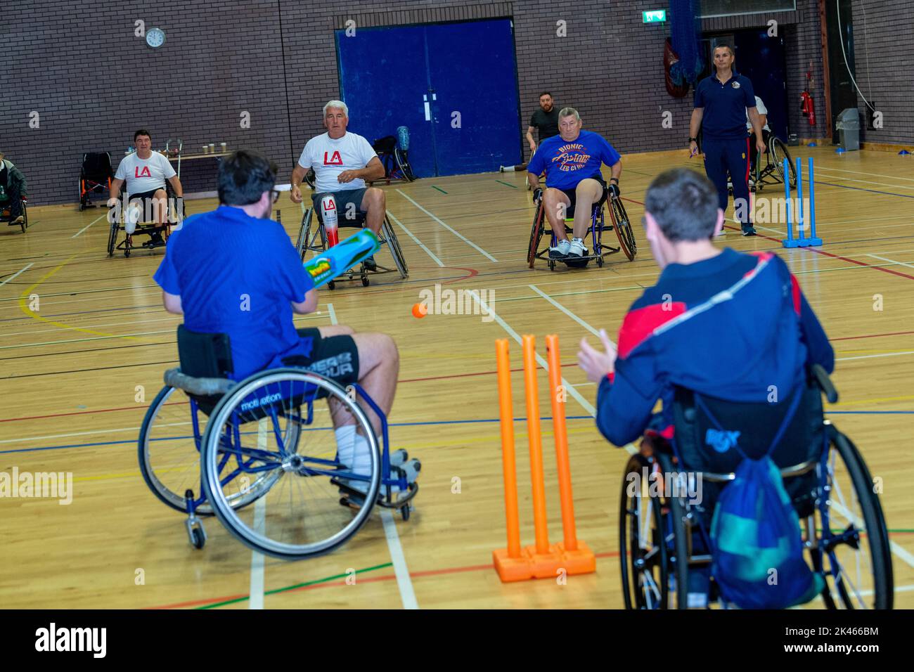 Brentwood, Regno Unito. 30th Set, 2022. Brentwood Essex 30th settembre 2022 la limbless Association Wheelchair Rugby and Cricket Experience Day (sponsorizzata da BBK)tenutasi presso il Brentwood Centre, Brentwood Essex, ha dato a coloro che soffrono la perdita di arti la possibilità di provare il rugby su sedia a rotelle e il cricket su sedia a rotelle, nonché incontrare quelli con disabilità simili Credit: Ian Davidson/Alamy Live News Foto Stock