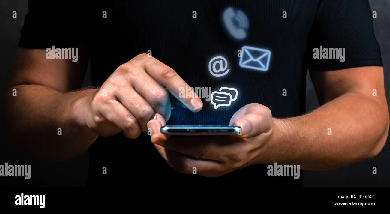 Contattaci, mano di uomo d'affari che tiene cellulare con posta, telefono, e-mail icona. Cutomer concetto di supporto. Avvicinati alle mani maschili utilizzando il wit dello smartphone Foto Stock