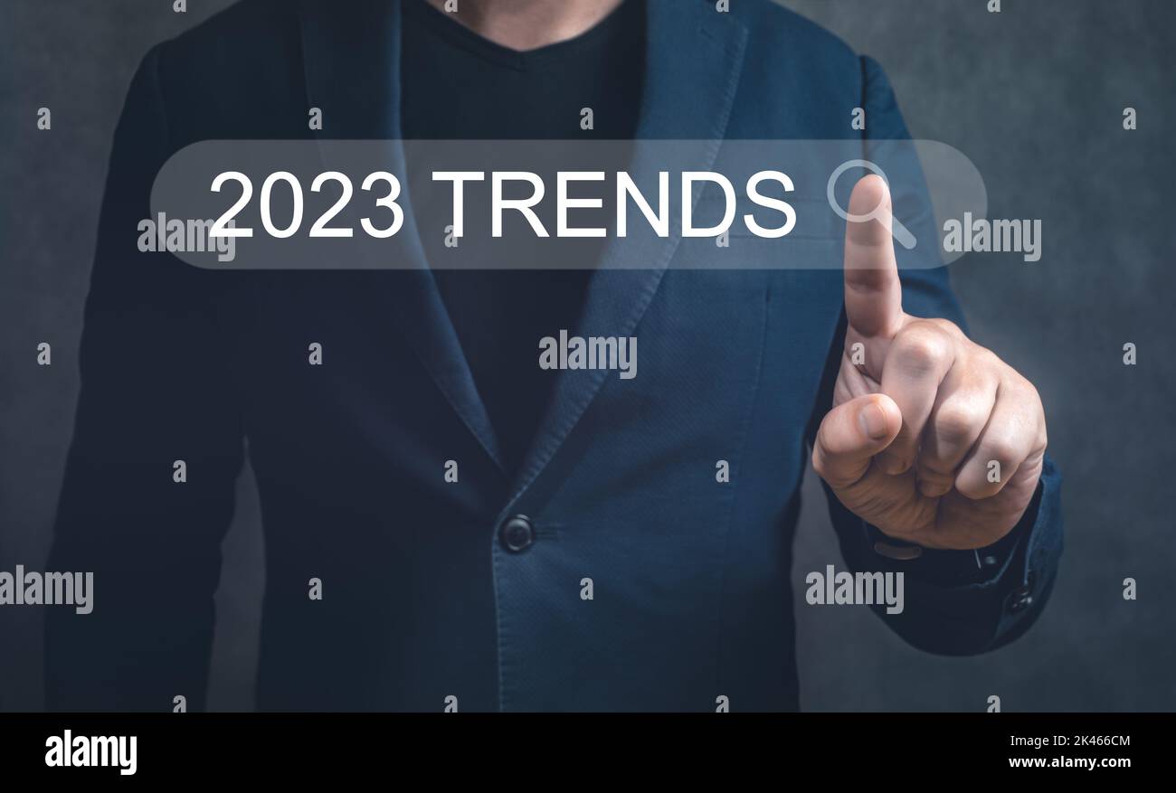barra di ricerca dei trend 2023. Mano Businesman che tocca 2023 trend barra di ricerca, banner, SEO, business trends planning. Uomo toccare mano 2023 digital marketi Foto Stock