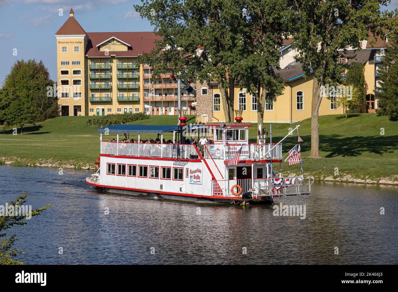 Una barca turistica sul fiume Cass, la Bavarian Belle A Paddle Wheel Riverboat in stile tradizionale a Frankenmuth, Michigan Foto Stock