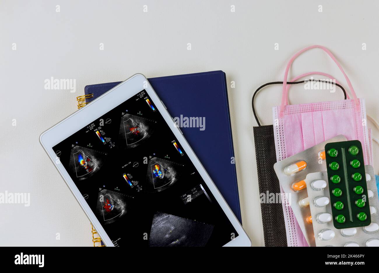 Usando la compressa digitale, il medico controlla i risultati dell'ecocardiografia ecografia l'esame del cuore per prescrivere un trattamento che è efficace Foto Stock