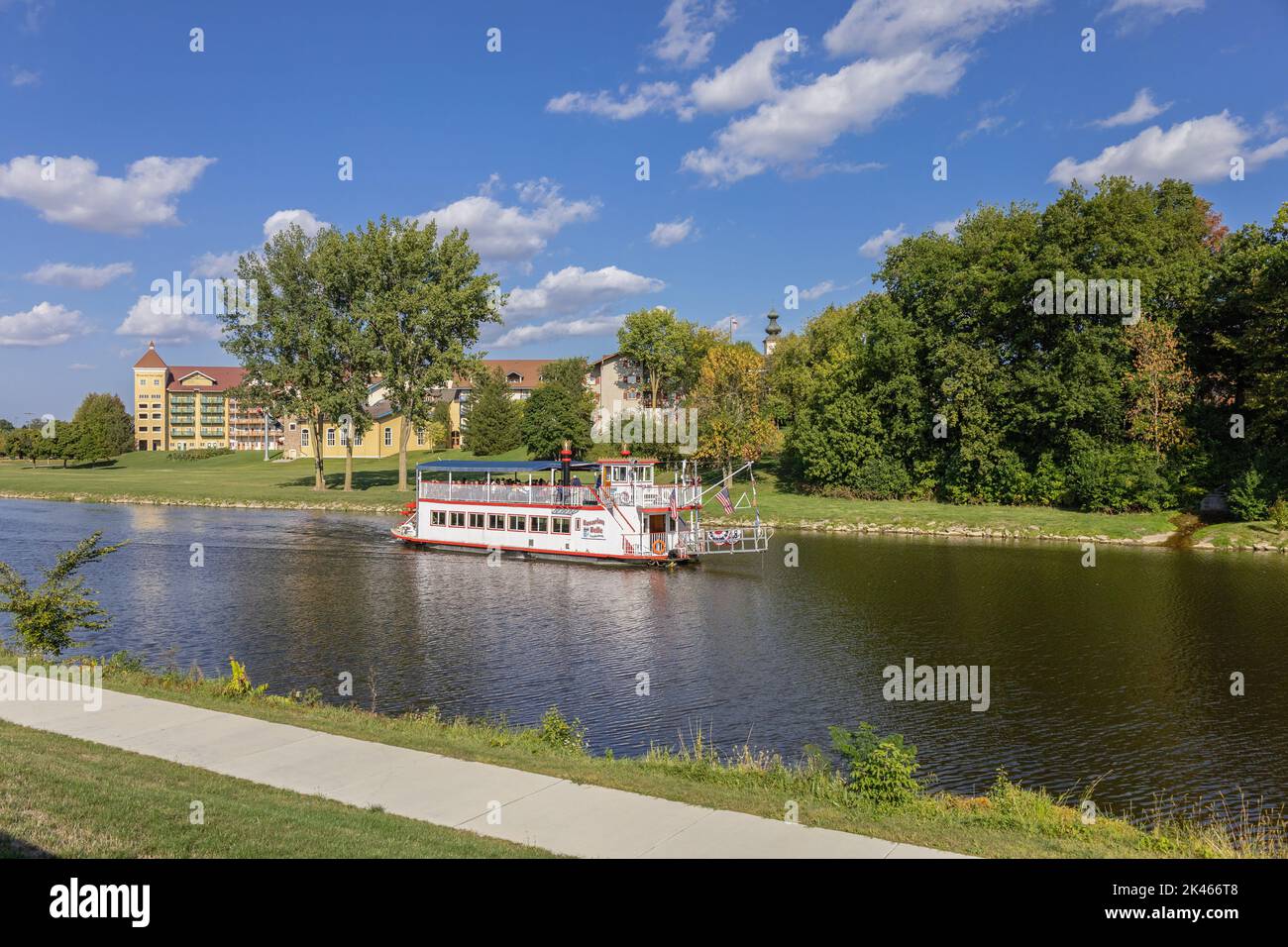 Una barca turistica sul fiume Cass, la Bavarian Belle A Paddle Wheel Riverboat in stile tradizionale a Frankenmuth, Michigan Foto Stock