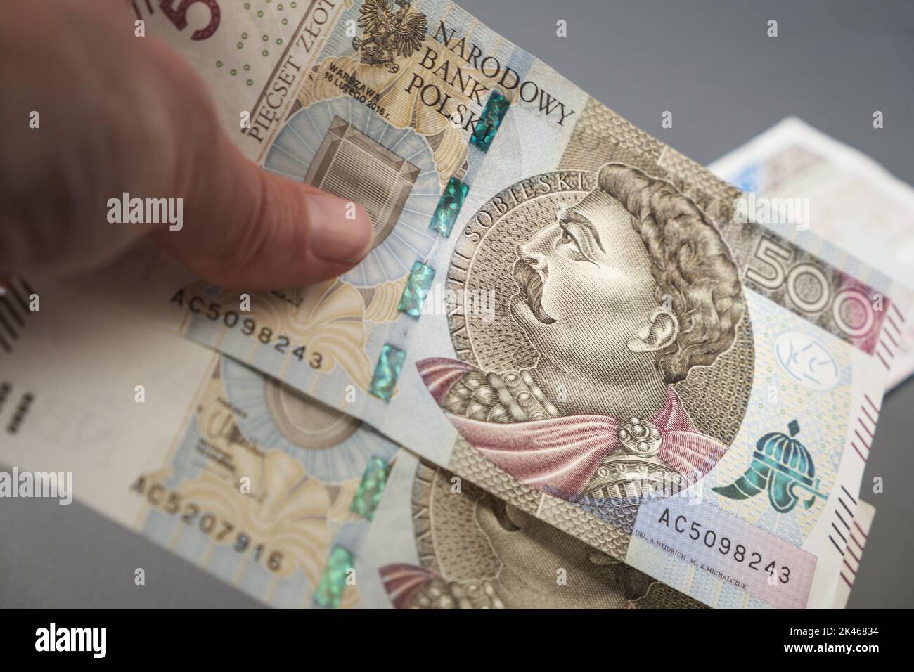 Pagare, dare, ricevere denaro polacco. Mano con banconota da 500 zloty. Stipendio Polonia. Foto Stock