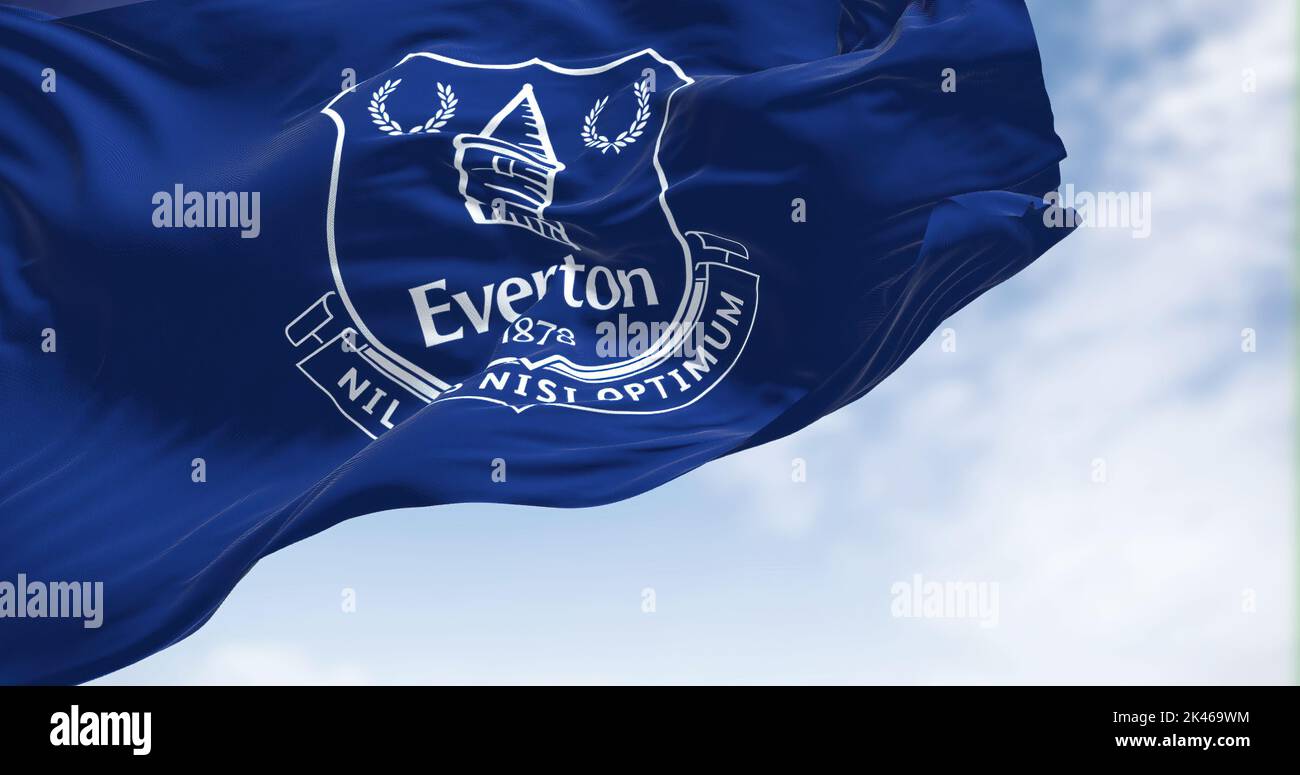 Liverpool, UK, Sept 2022: La bandiera della squadra di calcio di Everton che sventola nel vento. L'Everton FC è una squadra di calcio professionistica con sede a Liverpool, Inghilterra Foto Stock