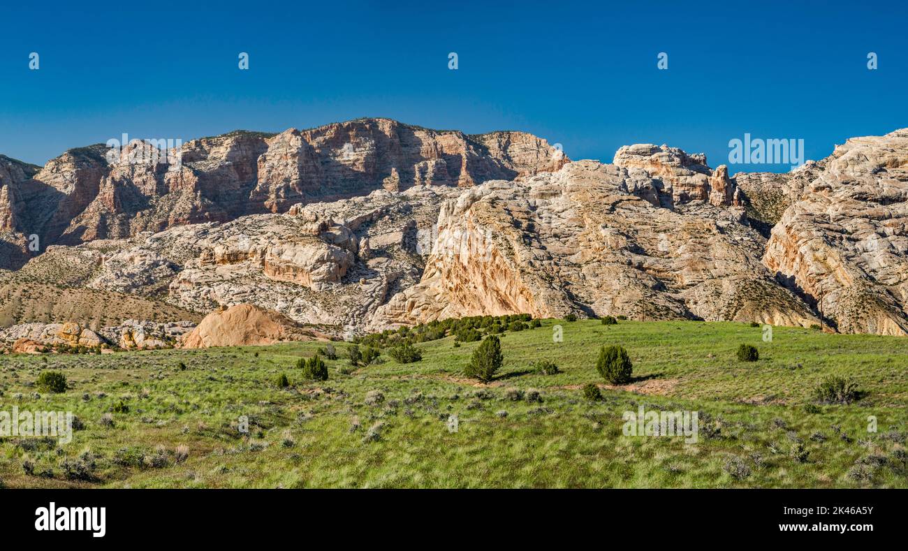 Split Mountain, vista da Cub Creek Road, dalla formazione di arenaria Weber, dal Dinosaur National Monument, Utah, USA Foto Stock