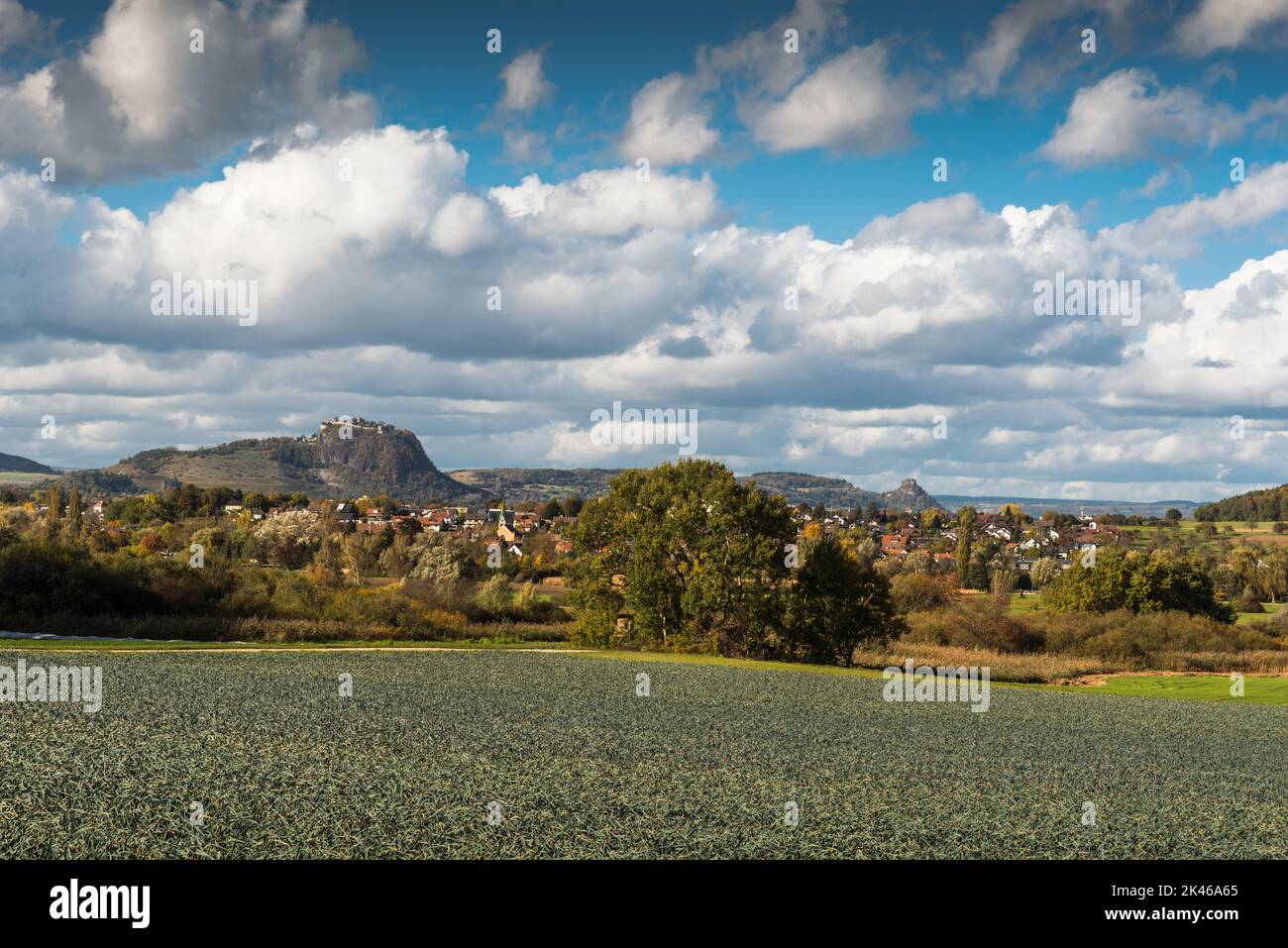 Paesaggio di Hegau con vista su Hohentwiel e Hohenkraehen, Baden-Wuerttemberg, Germania Foto Stock