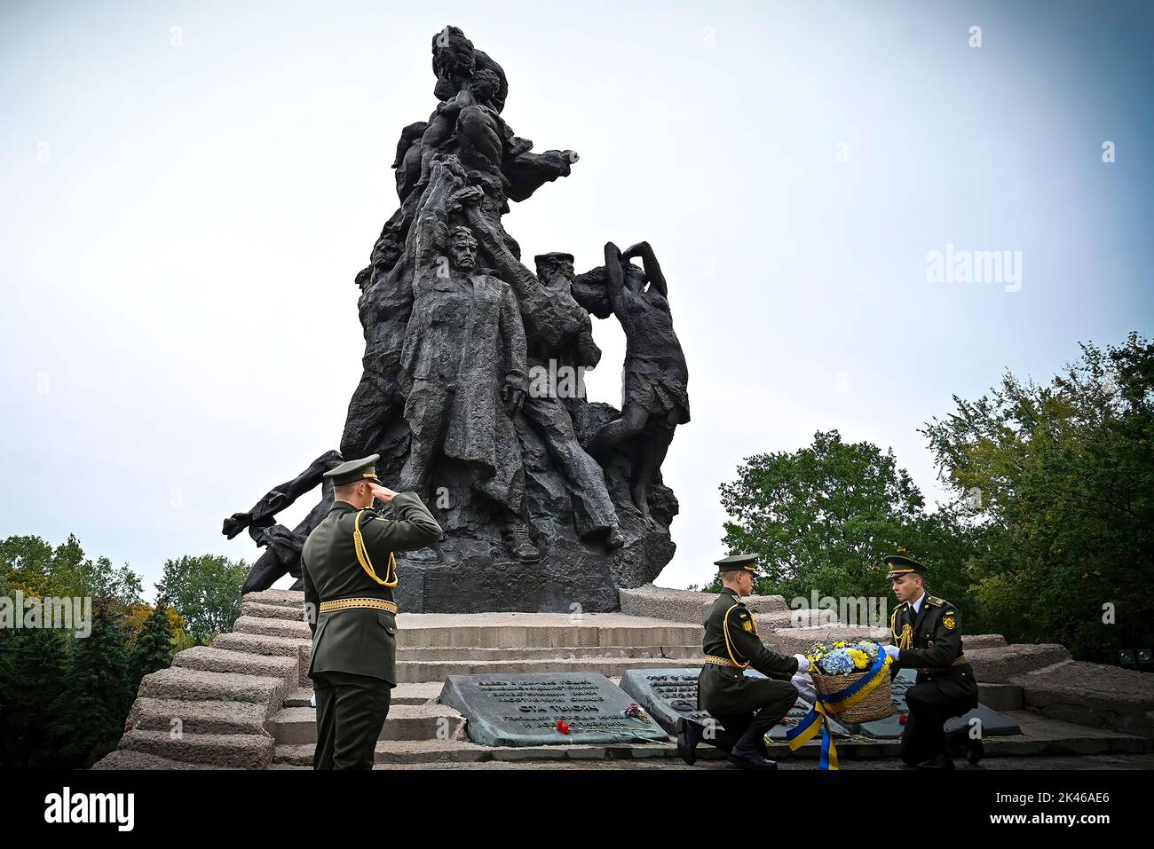 Nel 81st° anniversario della tragedia di Babyn Yar, il presidente dell'Ucraina Volodymyr Zelensky ha onorato la memoria di tutte le vittime delle esecuzioni di massa di civili da parte dei nazisti in Kyiv occupato durante la seconda guerra mondiale Il presidente onorò anche la memoria degli ebrei sparati dai nazisti a Babyn Yar mettendo una lampada icona accanto al segno commemorativo di Menorah. Babyn Yar è un burrone nella capitale Ucraina Kyiv e un sito di massacri effettuati dalle forze della Germania nazista durante la sua campagna contro l'Unione Sovietica nella seconda guerra mondiale FOTO: Ufficio del Presidente dell'Ucraina Foto Stock